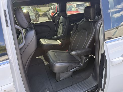 Used 2026 Chrysler Pacifica Select FWD image 12