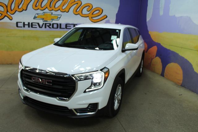 Used 2024 GMC Terrain SLE w/ LPO, Floor Liner Package FWD image 4