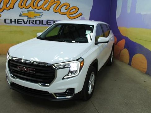 Used 2024 GMC Terrain SLE w/ LPO, Floor Liner Package FWD image 4