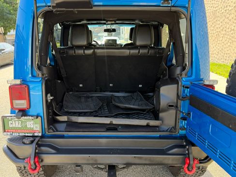 Used 2014 Jeep Wrangler Unlimited Sahara AWD/4WD image 9