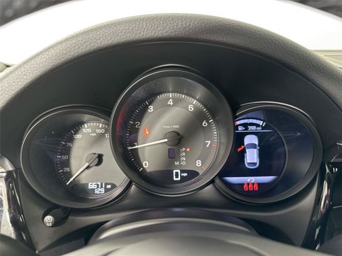 Certified 2025 Porsche Macan AWD/4WD image 19