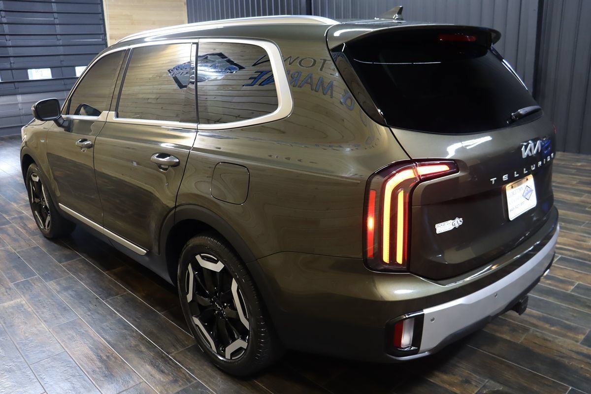 Used 2024 Kia Telluride EX w/ EX Captain's Chair Package FWD image 3