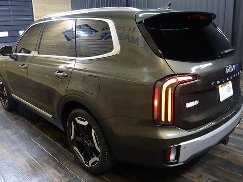 Used 2024 Kia Telluride EX w/ EX Captain's Chair Package FWD image 3