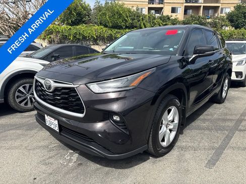 Used 2021 Toyota Highlander LE AWD/4WD image 1