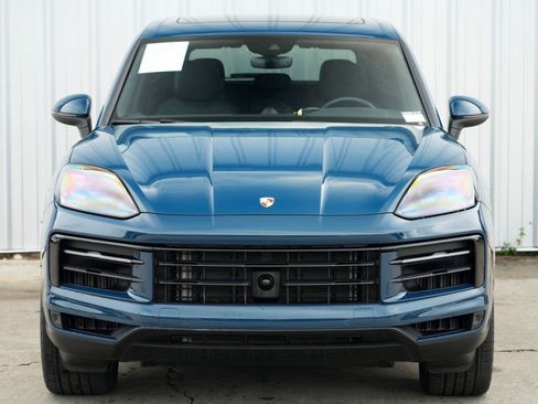 Used 2024 Porsche Cayenne w/ Premium Package image 53