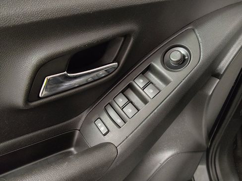 Used 2020 Chevrolet Trax LT w/ LPO, Cargo Package FWD image 27