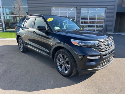 Used 2023 Ford Explorer XLT w/ Equipment Group 202A image 3