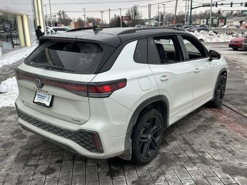 Certified 2025 Volkswagen Tiguan SE R-Line image 9