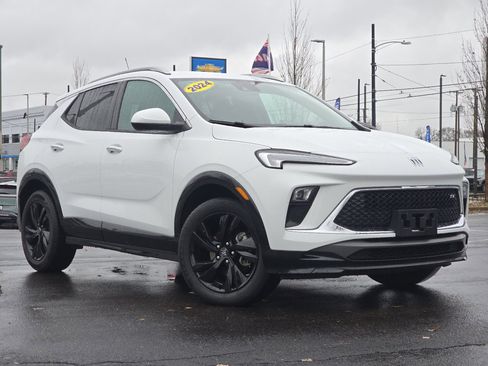 Used 2024 Buick Encore GX Sport Touring image 2