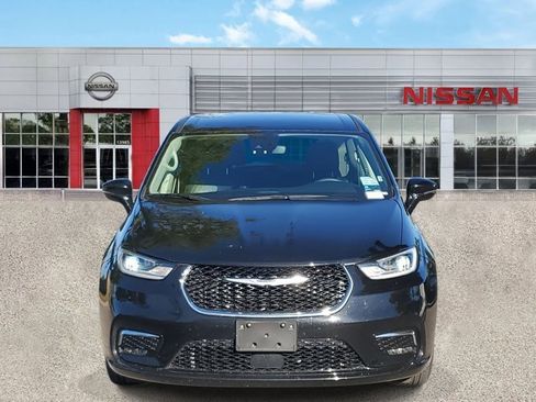 Used 2024 Chrysler Pacifica Touring-L image 10