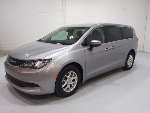 Used 2017 Chrysler Pacifica Touring FWD image 7