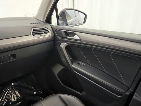 Used 2022 Volkswagen Tiguan SE w/ Panoramic Sunroof Package FWD image 22