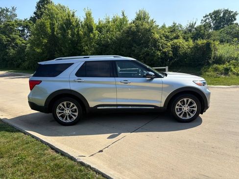 Used 2023 Ford Explorer Limited w/ Limited Technology Package AWD/4WD image 10