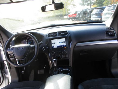 Used 2018 Ford Explorer XLT w/ Equipment Group 202A image 21