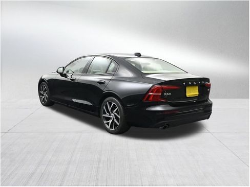 Used 2019 Volvo S60 T5 Momentum w/ Premium Package FWD image 3