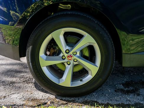 Used 2017 Jaguar F-PACE Premium image 25