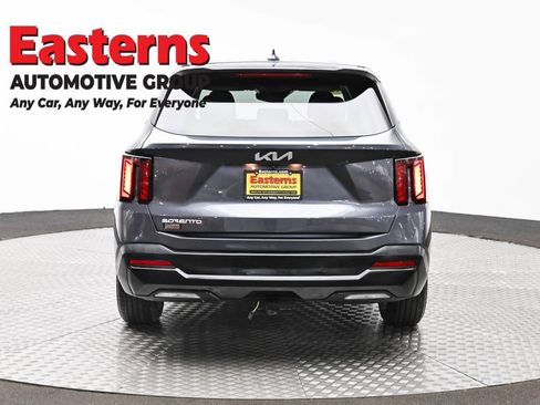 Used 2024 Kia Sorento LX FWD image 6