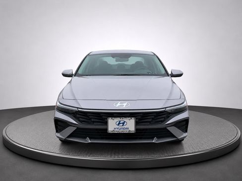 Used 2025 Hyundai Elantra SE FWD image 4