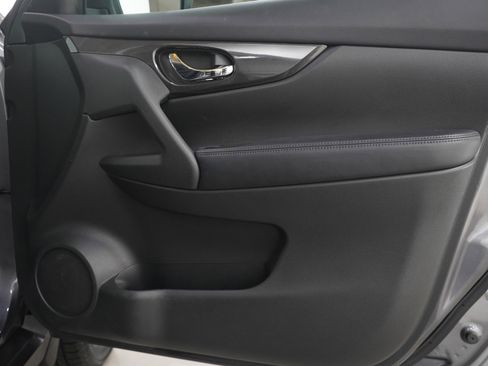 Used 2017 Nissan Rogue SV w/ Midnight Edition Package image 9