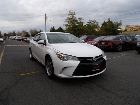 Used 2017 Toyota Camry SE image 2