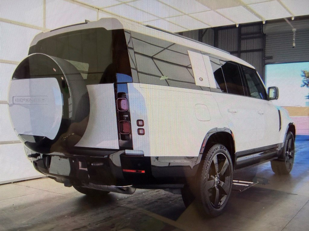 Used 2024 Land Rover Defender 130 X-Dynamic SE AWD/4WD image 5