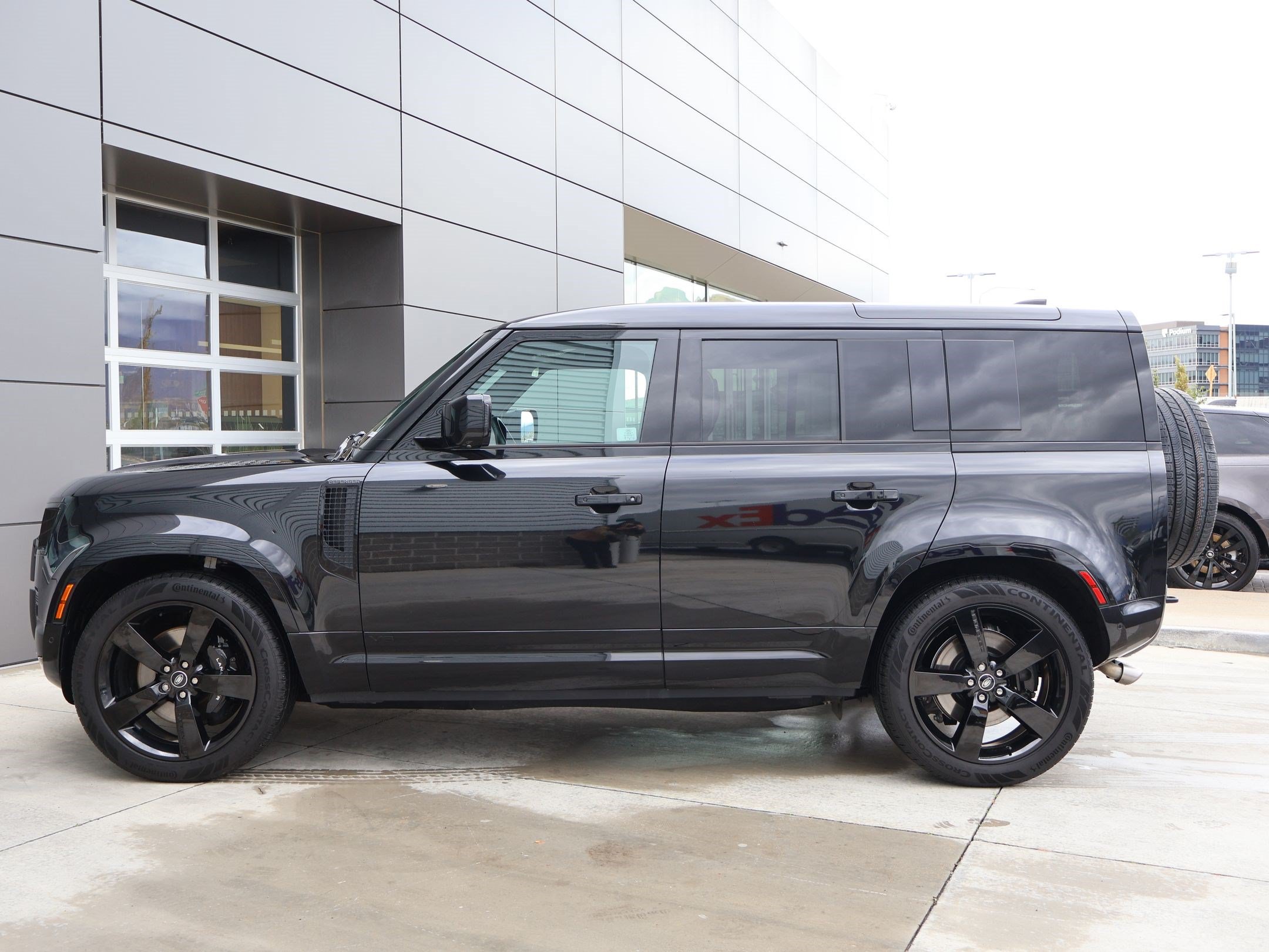 Used 2025 Land Rover Defender 110 V8 AWD/4WD image 11