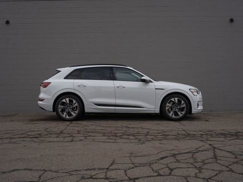 Used 2022 Audi e-tron Premium w/ Convenience Plus Package image 8