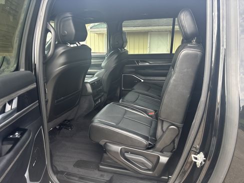 Used 2024 Jeep Wagoneer L Series II w/ Flexible Seating Group RWD image 15