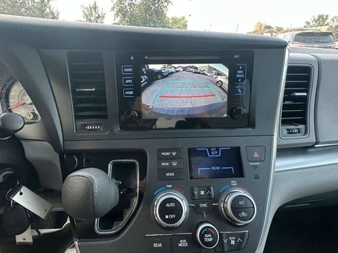 Used 2015 Toyota Sienna LE image 21