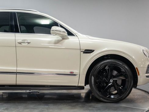 Used 2017 Bentley Bentayga AWD/4WD image 47
