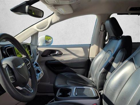 Used 2022 Chrysler Pacifica Touring-L FWD image 10