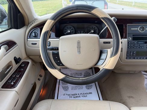 Used 2007 Lincoln Town Car Signature RWD image 13