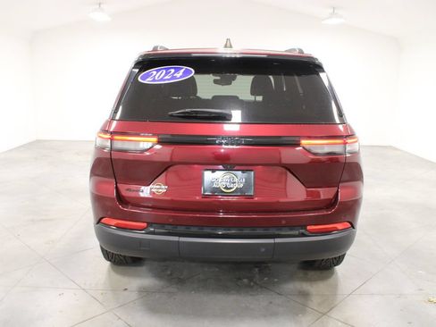 Used 2024 Jeep Grand Cherokee Altitude AWD/4WD image 8