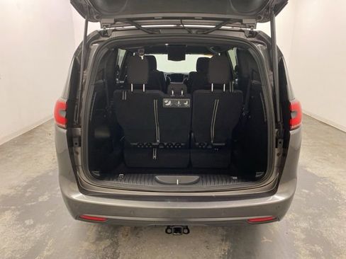 Used 2021 Chrysler Pacifica Touring image 32
