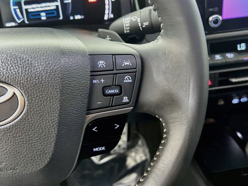 Used 2025 Toyota Camry SE FWD image 20