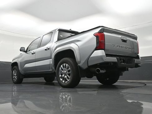 Used 2025 Toyota Tacoma Limited AWD/4WD image 25