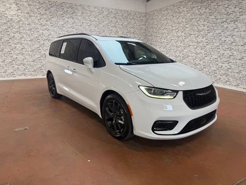 Used 2022 Chrysler Pacifica Limited w/ Uconnect Theater Family Group FWD image 1