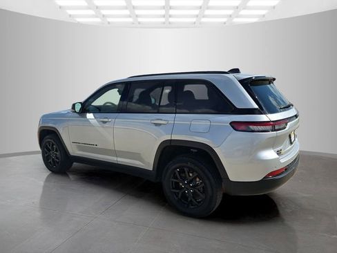 Used 2025 Jeep Grand Cherokee Altitude AWD/4WD image 9