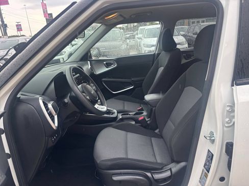 Used 2025 Kia Soul LX w/ LX Technology Package FWD image 24