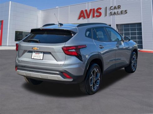 Used 2025 Chevrolet Trax LT w/ LT Convenience Package image 6