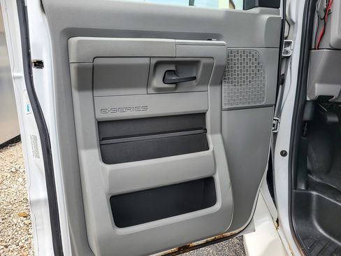 Used 2014 Ford E-350 and Econoline 350 Super Duty image 16