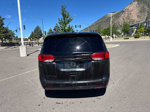 Used 2018 Chrysler Pacifica Touring-L Plus w/ S Appearance Package FWD image 4