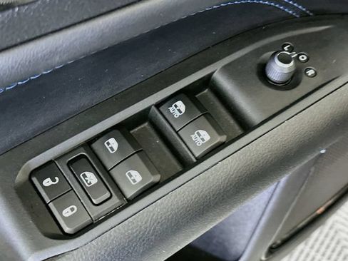 Used 2025 Jeep Compass Latitude w/ Convenience Group AWD/4WD image 19