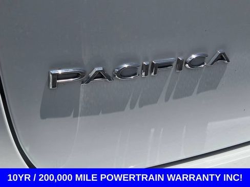 Used 2024 Chrysler Pacifica Touring-L FWD image 16