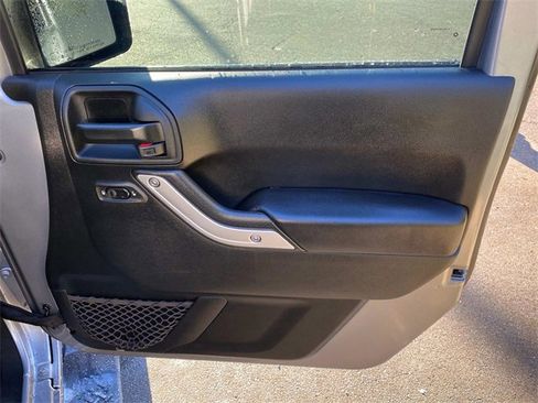 Used 2017 Jeep Wrangler Unlimited Sahara image 37