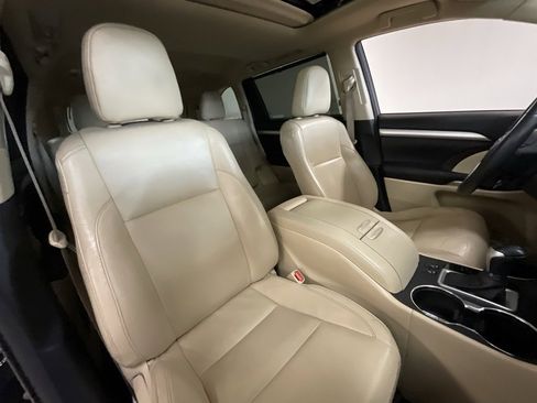 Used 2016 Toyota Highlander XLE image 19