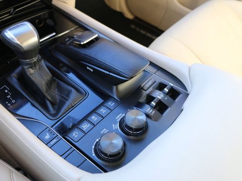 Used 2018 Lexus LX 570 4WD image 25