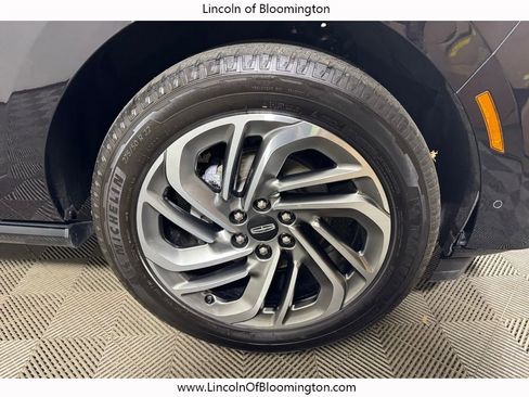 Used 2025 Lincoln Navigator Reserve image 13