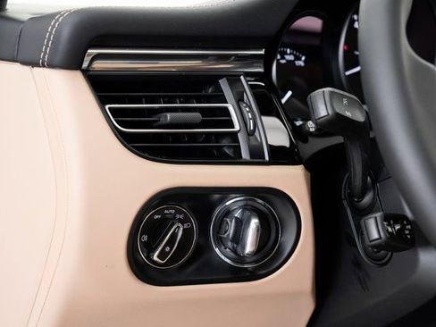 Used 2025 Porsche Macan image 11