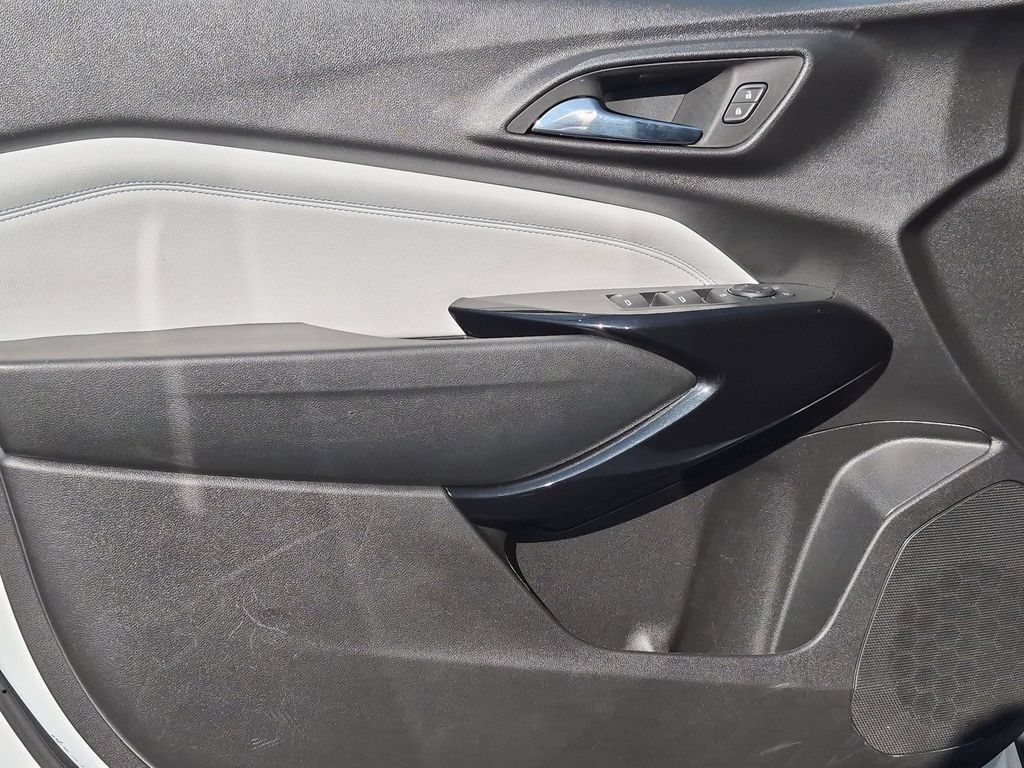 Used 2025 Chevrolet Trax LT w/ LT Convenience Package FWD image 11